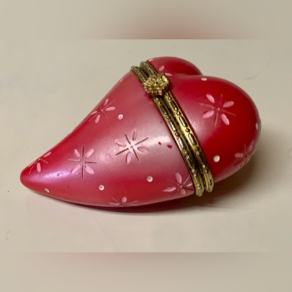 Vintage Bronze Trim Clasp Porcelain Figural Love Heart Trinket Box Antique - Picture 11 of 16